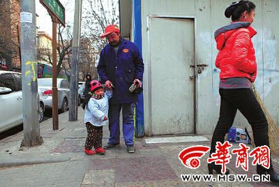 由于沒(méi)人照看，爸爸媽媽干活時(shí)帶著兩歲多的小韓靈  本報(bào)記者 董國(guó)梁 攝 