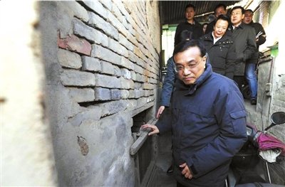 昨天，李克強(qiáng)看望包頭北梁棚戶區(qū)居民。新華社發(fā)
